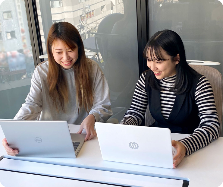 学習する女性たち