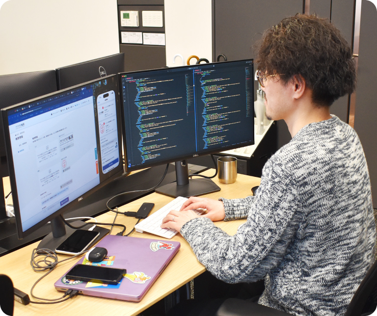 プログラミングを行う男性